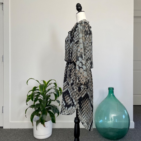 ** SOLD ** Jessica Simpson Snake Print Hi/Lo Dress. Size 12 - Picture 3 of 16